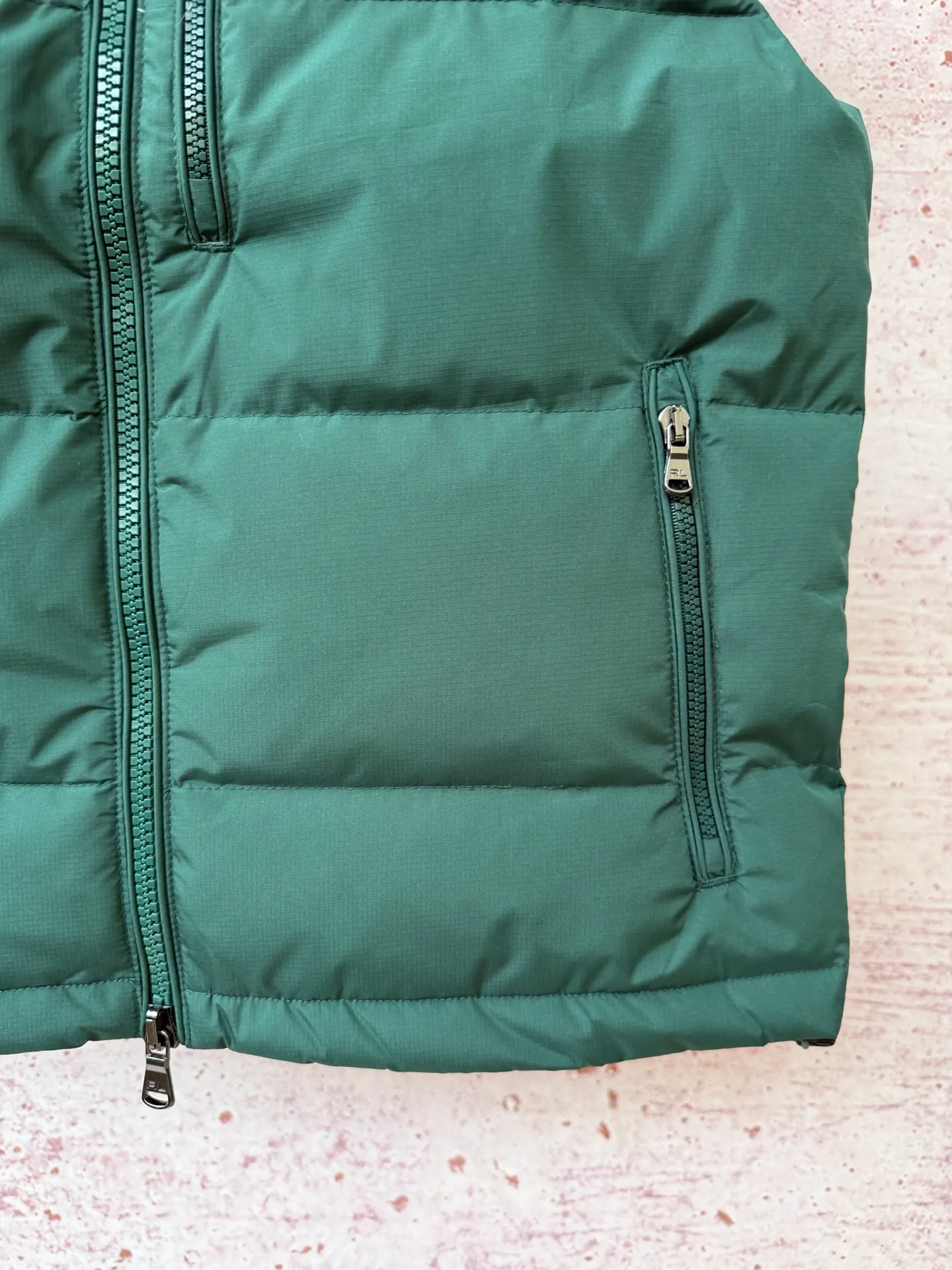 P500 Ralph Lauren embroidered down vest (top version of pure down) 100% pure down, a classic evergreen style, the same cold-proof artifact used by celebrities and Internet celebrities, 1:1 replica, from fabrics, fillings to auxiliary materials, all-round benchmarking against the original quality. It uses an imported Behringer embroidery machine, 10,000-needle electric embroidery technology, and imported No. 7 needles and embroidery thread to create a full, three-dimensional, clear-textured polo logo on the chest, which can be called a "moving texture badge." Double-layer locked velvet interior, bid farewell to the worry of velvet running away. The inner lining adopts a nylon double-layer sealed velvet structure to strictly prevent velvet drilling. The hem has a built-in adjustable drawstring, making it more windproof and cold-proof. Paired with a customized No. 8 YKK zipper, a must-have item for autumn and winter.